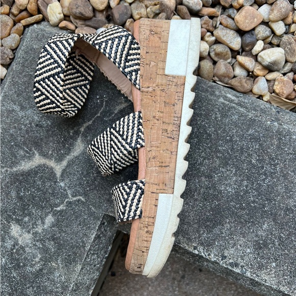 Steve Madden Platform Sandals Black and Tan - Picture 2 of 7